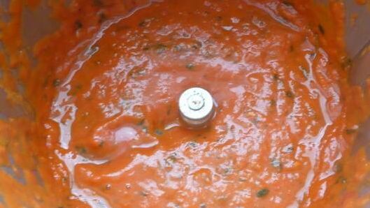 1. Этап. Соус для тефтелей для детей: Доводим томатный соус до кипения, после чего пропускаем через блендер, чтобы масса была полностью однородной.