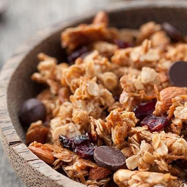 1. Этап. Кокосовая гранола: 6. Вынуть противень из духовки и дать граноле полностью остыть. Когда остынет, добавить шоколадные чипсы и сушеную клюкву. Быстро перемешать ложкой, а затем выложить гранолу в стеклянные банки или коричневые бумажные пакеты для хранения.