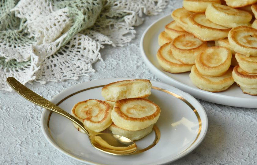 1. Этап. Дутые оладьи: Вкусных вам завтраков, наполняющих силами и энергией!