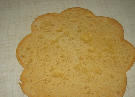 1. Этап. Торт Соты: Выпекайте коржи при 200 градусах в течение 20 минут. Тесто, которое осталось, тоже пропеките. Оно пойдёт на украшение торта.