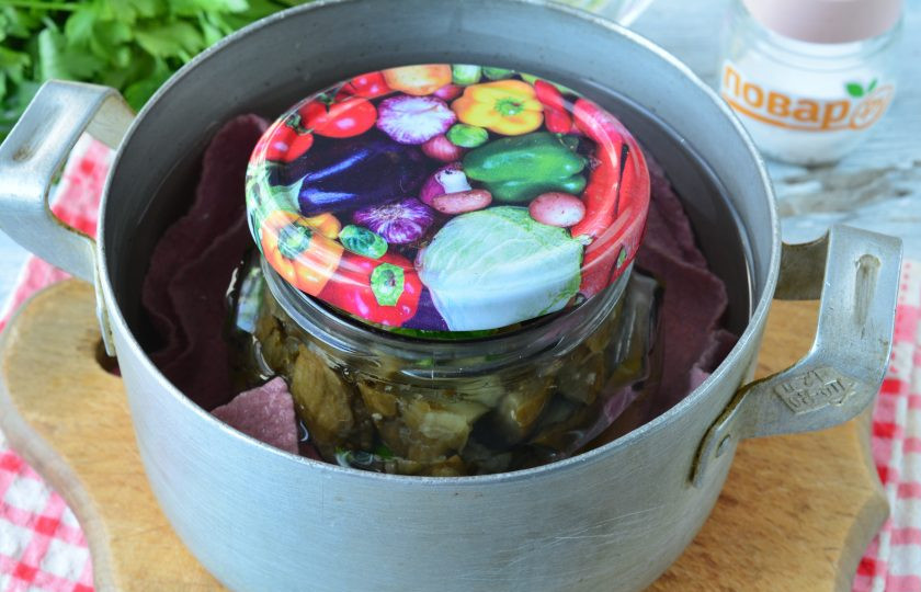 1. Этап. Баклажаны в духовке на зиму: Заготовку простерилизуйте в кастрюле 5 минут.