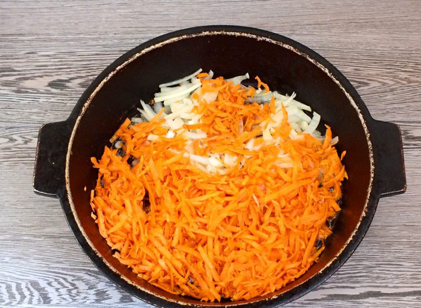 1. Этап. Плов из горбуши: В жаровне разогрейте растительное масло. Добавьте нарезанный полукольцами лук и натертую на крупной терке морковь. Обжарьте до золотистости.