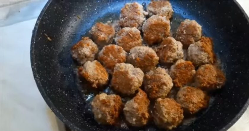 1. Этап. Спагетти с мясными фрикадельками в овощном соусе: 2. Обжарьте их на сковороде с двух сторон до золотистой корочки.