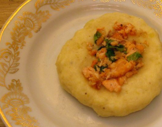 1. Этап. Картофельные зразы с рыбой: 4. Теперь из пюре влажными руками формируем лепешки, по центру помещаем рыбную начинку, и заворачиваем концы, чуть придавливая со всех сторон. Должна получится такая себе плоская котлетка. Обжарим с двух сторон на сковороде.