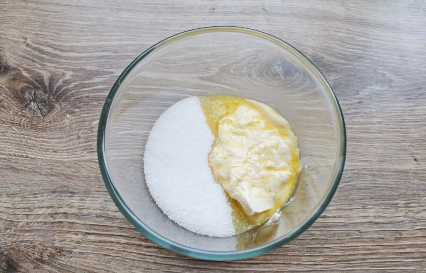 1. Этап. Цветаевский пирог с джемом: Сливочное масло размягчите в микроволновой печке или растопите на плите. Выложите его в миску и добавьте сахар.