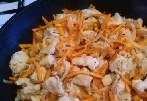 1. Этап. Курица с морковью и розмарином: Затем добавить морковь, мелко нарезанный чеснок. После этого посолить. Обжарить вместе 5 минут.