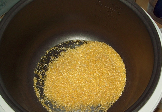 1. Этап. Кукурузная каша в мультиварке Скарлет: 1. В чашу мультиварки отправьте кукурузную крупу.