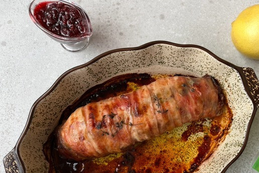 1. Этап. Руладин из индейки под брусничным соусом: Готовый руладин вынуть из духовки. Дайте есу отдохнуть 10–15 минут перед нарезкой.