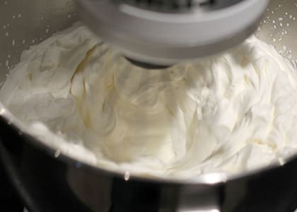 1. Этап. Шоколадный торт Шарлотта: Сливки взбейте до устойчивых пиков с помощью блендера.