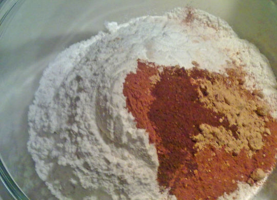 1. Этап. Имбирное печенье на Рождество: Перемешайте в глубокой миске корицу, муку, гвоздику, имбирь и соду.