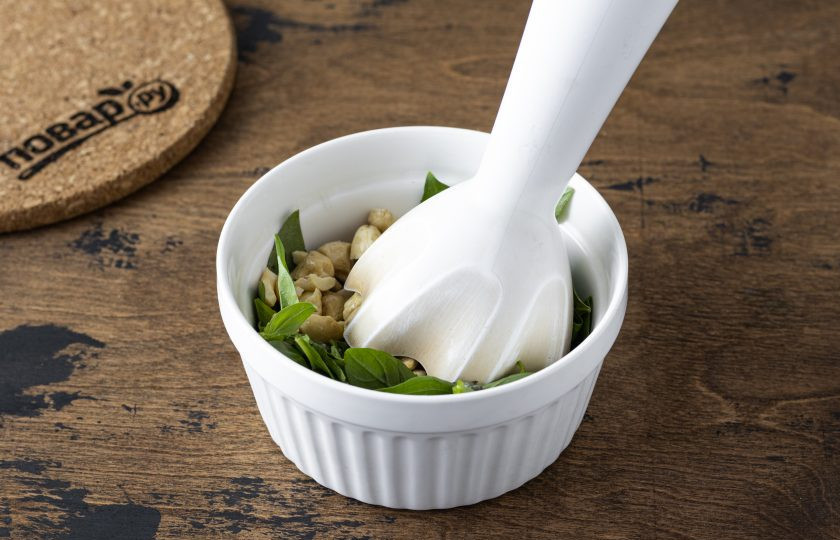 1. Этап. Песто с кешью и базиликом: Переложите в емкость для измельчения базилик, кешью, чеснок. Добавьте лимонный сок, оливковое масло, соль и черный молотый перец. Измельчите до однородности.