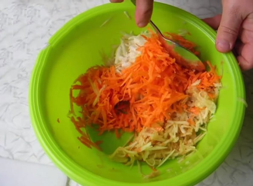 1. Этап. Салат От 100 хворей: Смешайте все ингредиенты, заправьте лимонным соком и растительным маслом, по желанию добавляйте сахар и соль.