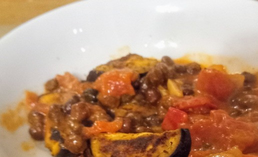 1. Этап. Карри с маринованным баклажаном и чёрной фасолью: К баклажанам добавить соус и размешать. Можно подавать. Приятного аппетита.