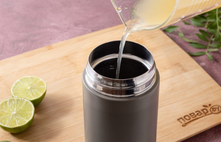 1. Этап. Гавайский пунш: В шейкер влейте весь алкоголь и сок. Закройте его и взболтайте.