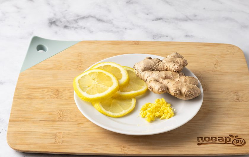 1. Этап. Чай с имбирем и медом для похудения: Корень имбиря очистите от кожуры, затем натрите на мелкой терке. Половину лимона нарежьте на тонкие кружочки.