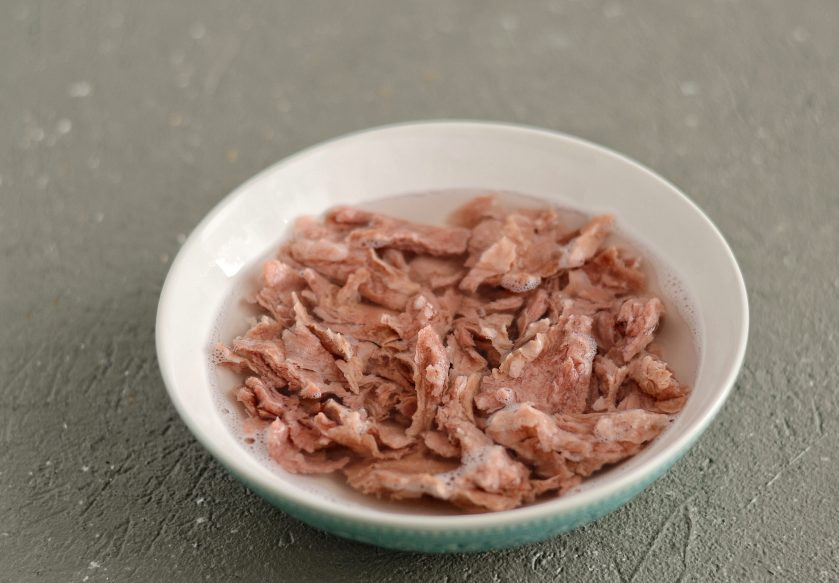 1. Этап. Бургер с ананасом: Растительное мясо залейте кипятком и оставьте на 30 минут. Затем промойте в холодной воде и отожмите.