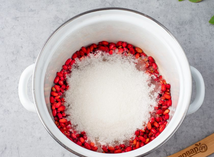 1. Этап. Компот из барбариса: Выложите ягоды и сахар в кастрюлю.