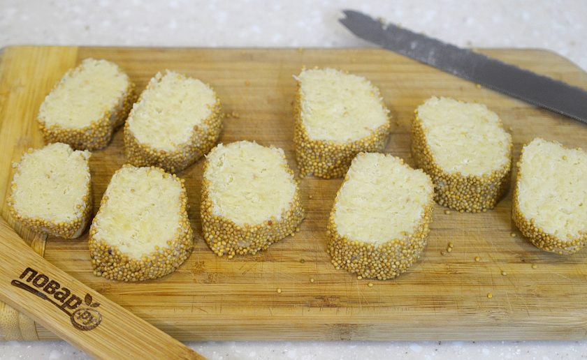 1. Этап. Горчичное печенье: 8. Нарежьте колбаску на порционные печенья.