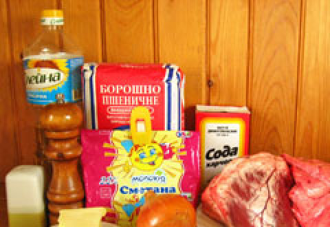 1. Этап. Вареники с ливером: 1. Продукты для приготовления вареников очень простые и доступные. Если у вас нет времени возиться с тестом - возьмите готовое. Я обычно успеваю сделать тесто, пока варится ливер или картофель для начинки.