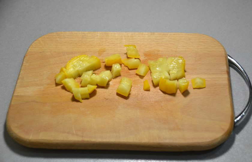 1. Этап. Пицца Примавера: Маринованные кабачки порежьте небольшими кубиками, они добавят пицце пикантности.