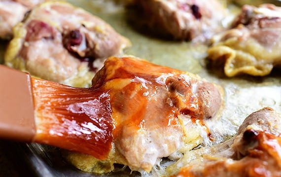 1. Этап. Курица в духовке с соусом барбекю: 4. Смажьте курицу соусом и отправьте в духовку. Через 5-7 минут переверните кусочки курицы и повторно смажьте соусом. Выпекайте еще 5 минут.