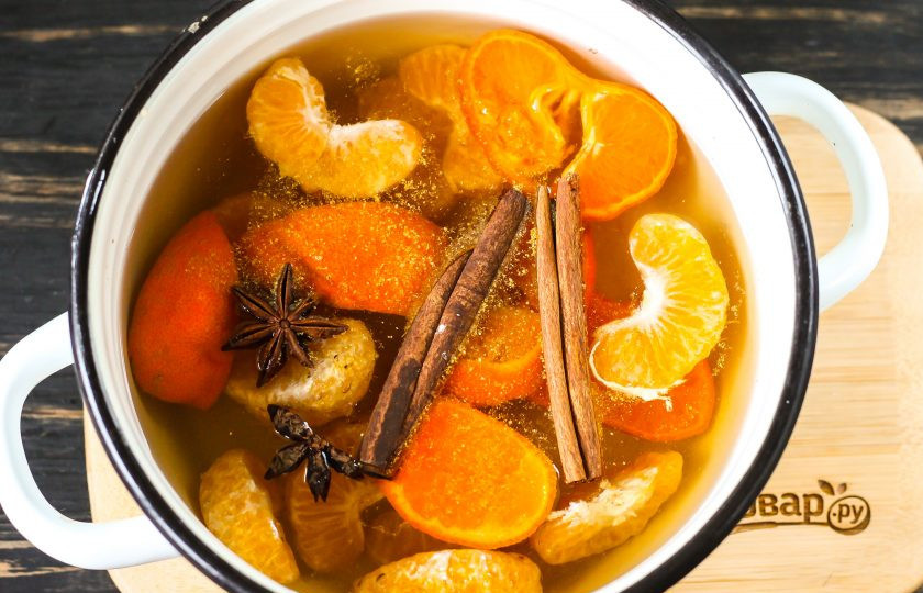 1. Этап. Глинтвейн с мандаринами: Выложите палочки корицы, звездочки бадьяна и всыпьте молотый имбирь. По желанию добавьте и другие специи, пряности.