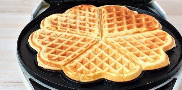 1. Этап. Творожные вафли: Вафельницу хорошенько разогрейте, смажьте поверхность рафинированным растительным маслом без запаха, чтобы тесто не приставало. Если у вас вафельница с антиприганым покрытием, тогда можете не использовать масло. Выливайте ложкой тесто и выпекайте вафли по несколько минут.