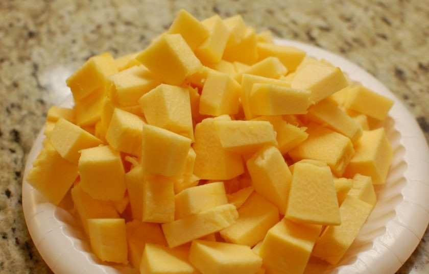 1. Этап. Суп-пюре с тыквой и бататом: 2. Почистите тыкву, порежьте ее такими же кусочками, как и батат.