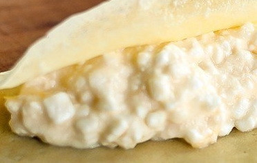 1. Этап. Блинчики с творогом на кислом молоке: Творог выкладываем на середину блинчика и заворачиваем его.