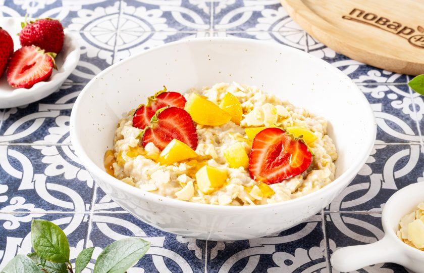 1. Этап. Геркулесовая каша в микроволновке: Перед подачей можно добавить в кашу свежих фруктов, ягод и орехов. Геркулесовая каша в микроволновке готова, приятного вам аппетита!