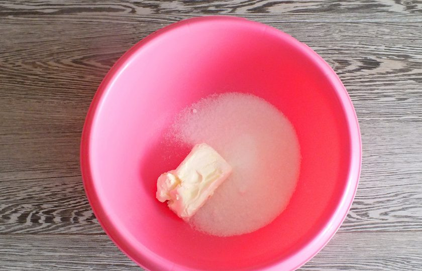 1. Этап. Сливовые маффины: В чаше соедините мягкое масло и сахар. Разотрите вилкой.