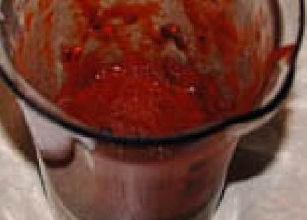 1. Этап. Ребрышки в соусе: Делаем пасту с помощью блендера.