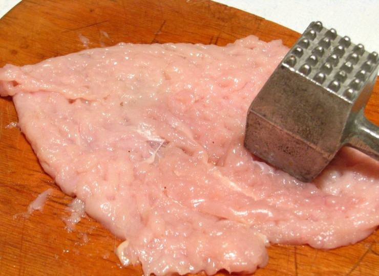 1. Этап. Курица по-столичному: Куриное филе промываем под холодной водой, даем ему немного обсохнуть, а затем отбиваем его, пока фил не станет довольно тонким.