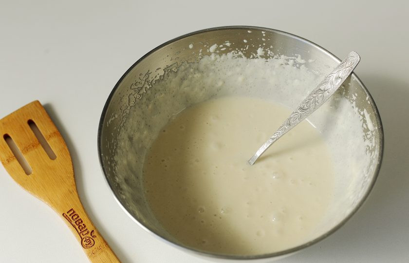 1. Этап. Оладьи на кефире с крахмалом: Все перемешайте до однородного состояния. Тесто готово.