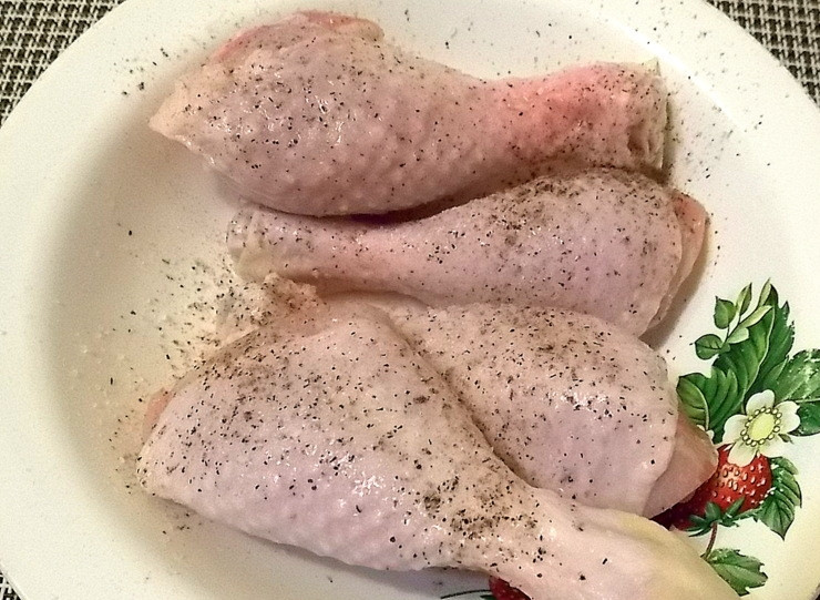 1. Этап. Хохоп с курицей: Помойте голени и обсушите. Посолите, поперчите.