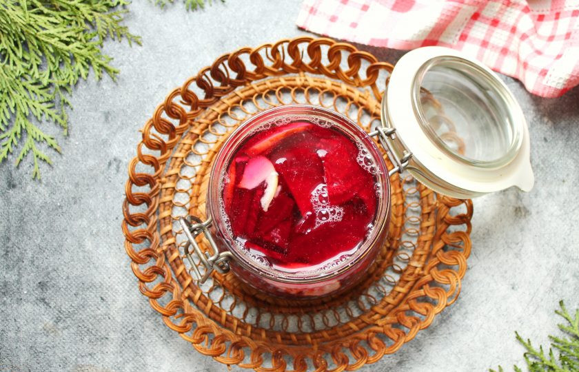 1. Этап. Свекольный уксус: Переложите массу в банку с широким горлышком, не доходя до верха 5 сантиметров. Залейте все теплой кипяченой водой выше массы на 3 сантиметра.