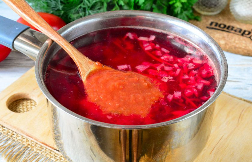 1. Этап. Борщ без зажарки: Помидоры натрите на терке, затем протрите через сито. Готовое томатное пюре добавьте в борщ для вкуса.