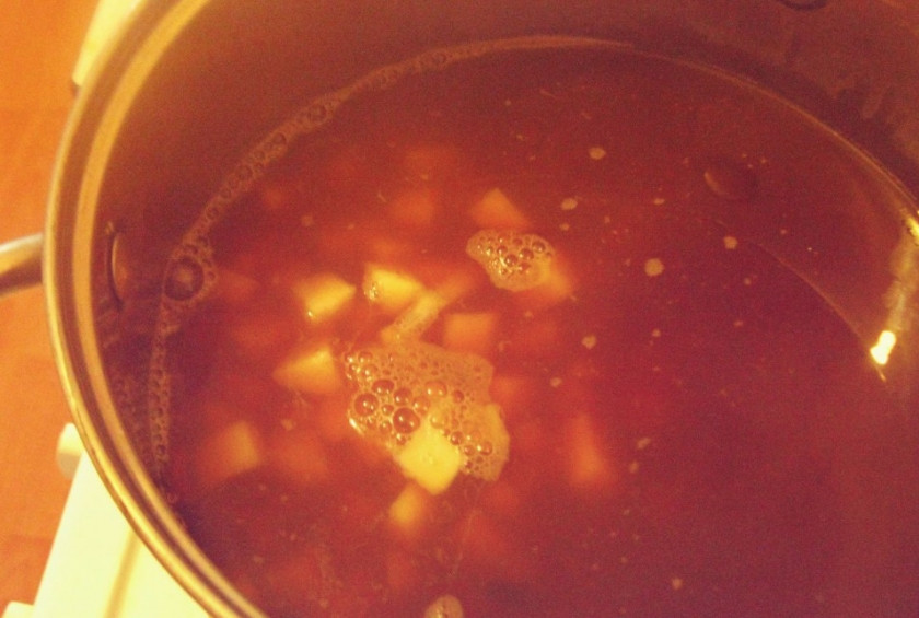 1. Этап. Вегетарианская солянка: Когда фасоль приготовилась, добавляем к ней картофель.