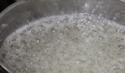 1. Этап. Мандарины в коньячном сиропе: Довести до кипения и проварить до растворения сахара.