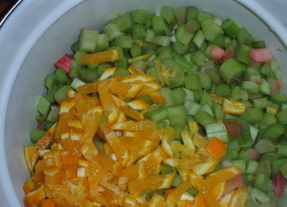 1. Этап. Варенье из ревеня с апельсином: Затем нарезаем ревень и апельсин (вместе с цедрой) на небольшие кусочки и выкладываем в кастрюлю.