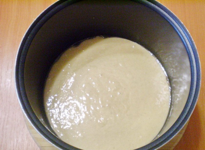 1. Этап. Классический манник на кефире: Тесто выпекайте удобным для вас способом: в мультиварке или в духовке. Я перелила его в кастрюлю мультиварки, предварительно смазанную кусочком сливочного масла, и поставила в режиме 