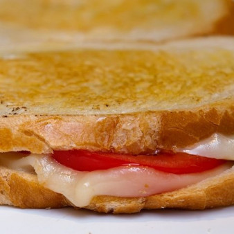 Горячий бутерброд на сковороде