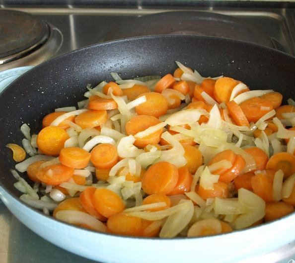 1. Этап. Суп с морковью и кориандром: 1. Порезать морковь. Порубить лук. Порезать листья кориандра. В сковородке нагреть оливковое масло на среднем огне. Добавить морковь и лук и жарить 5 минут, пока лук не начнет размякать. Мешайте ингредиенты во время жарки, так чтобы масло покрывало все овощи и чтобы они равномерно приготовились. Добавить молотый кориандр и жарить еще минуту.