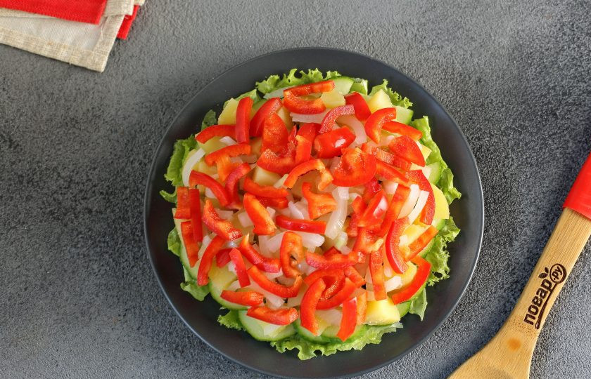 1. Этап. Диетический салат с консервированным тунцом: Затем на лук выложите нарезанный небольшой соломкой болгарский перец.