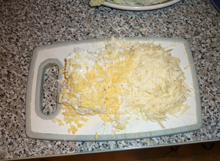 1. Этап. Патрик Звезда: Сыр и 2 яйца трем на крупной терке, 1 яйцо оставляем для украшения.