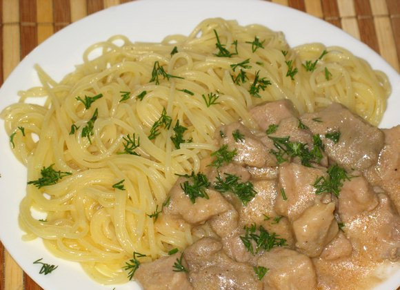 1. Этап. Гуляш из говядины со сливками: 5. За это время можно приготовить гарнир. Подаем готовое блюдо в горячем виде, можно украсить зеленью.