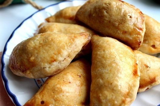 1. Этап. Маленькие пирожки с мясом: 7. Выпекаются они довольно быстро. Минут через 15 пирожки уже можно будет подавать к столу.