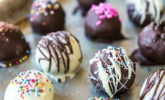 1. Этап. Конфеты из печенья Орео: 5. Украсьте десерт по своему желанию. Наслаждайтесь!