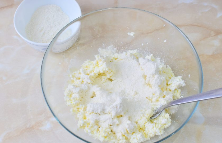 1. Этап. Сырники в мультипекаре: Добавьте соль, ванилин и муку с содой. В зависимости от влажности творога, муки может понадобиться чуть больше.