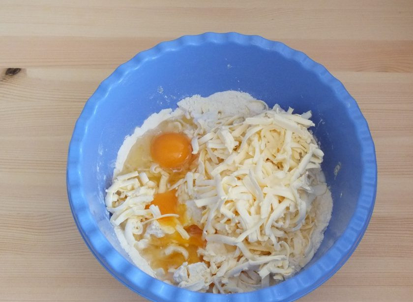 1. Этап. Торт Любава: В чашку выложите муку (2,5 стакана), соль, яйца, молоко.